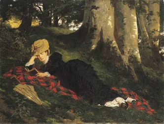 Femme lisant dans une forêt